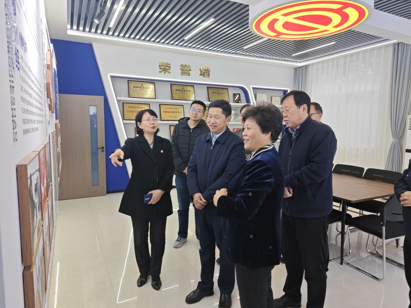 抽骚啊嗯哈哦轮上多人2025年05月09日上午 安阳市人大常委会副主任、市总工会党组书记、主席夏军一行莅临华阳电磁铁参观调研；对公司2023年全国五一劳动奖章获得者汪利娜慰问，并听取劳模工作室相关情况汇报